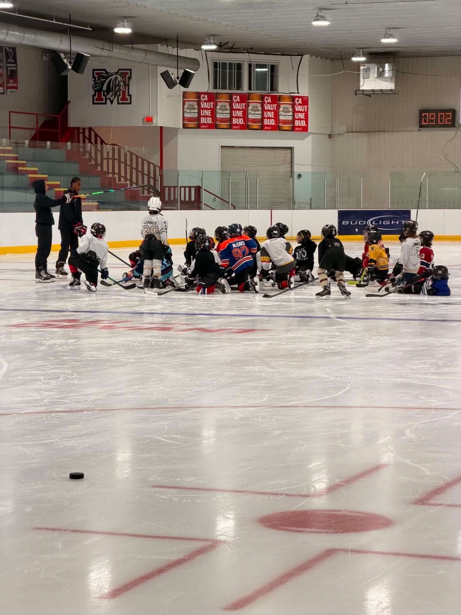 Apprendre sur la glace lors d'un ancien camp Hockey 100 Limites