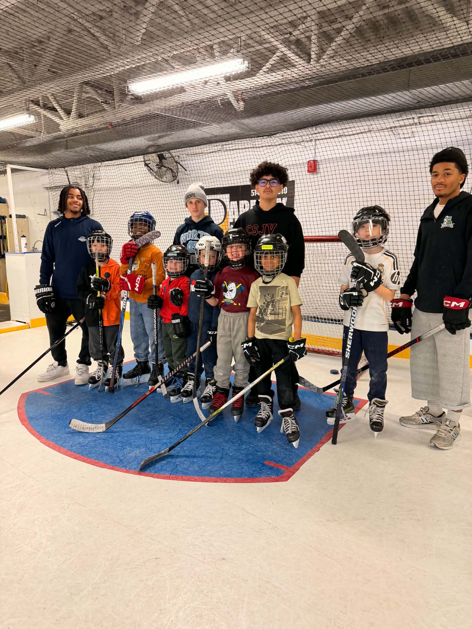 S'entraîner sur synthétique lors d'un ancien camp Hockey 100 Limites
