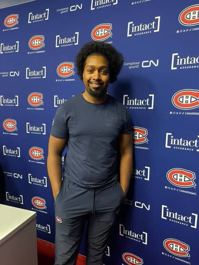 Loïc Pierre-Louis devant un mur aux couleurs des Canadiens de Montréal